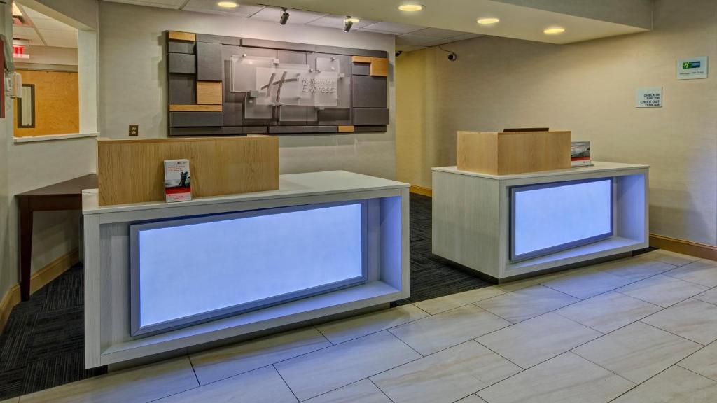 Holiday Inn Express Hotel & Suites London an IHG Hotel Main image 2